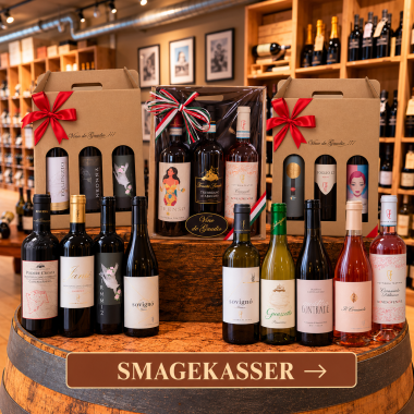 Udvalg af italienske smagekasser fra Vino de Gaudio pr�senteret p� en vint�nde i vinbutikken.