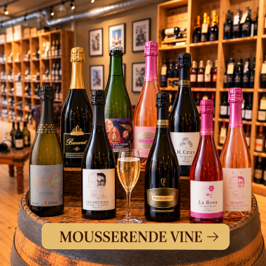 Udvalg af italienske Mousserende vine fra Vino de Gaudio pr�senteret p� en vint�nde i vinbutikken.